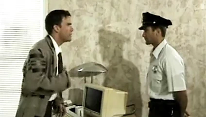 Polis patron tarafından cezalandırılır ve becerdin