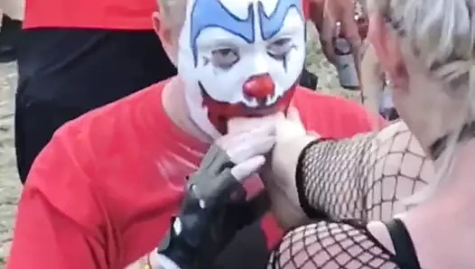 Palyaço tarafından flipflop ayak ibadet