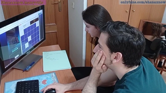 Genç öğrenci şantaj, pov oral seks, ağzına boşalmak, yutmak.