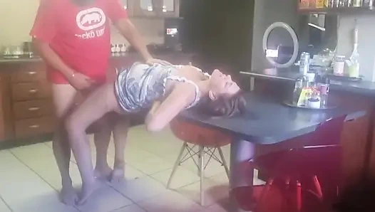Cunhado me faz gemer alto na mesa da cozinha