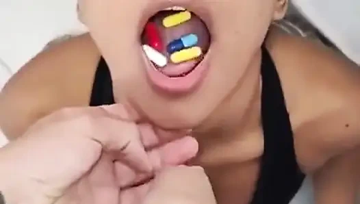 Erkeğinin idrarı ve tükürüğüyle antrenman öncesi egzersizini yutuyor