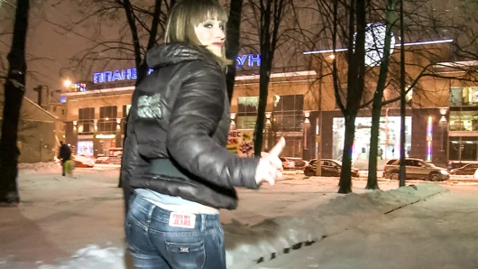 Kot pantolonlu sıcak genç için yüz bakımı