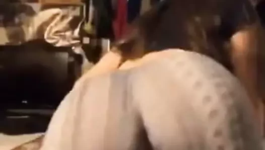 Latin kadının götünü sallıyor