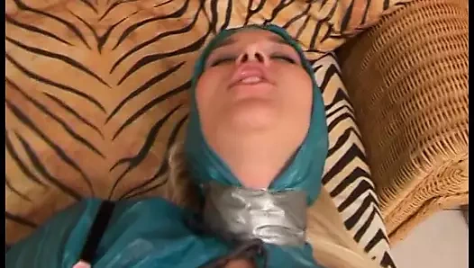 Güzel sevimli giyinmiş sarışın piliç pazardan itibaren sekiz şekilde yarak alıyor