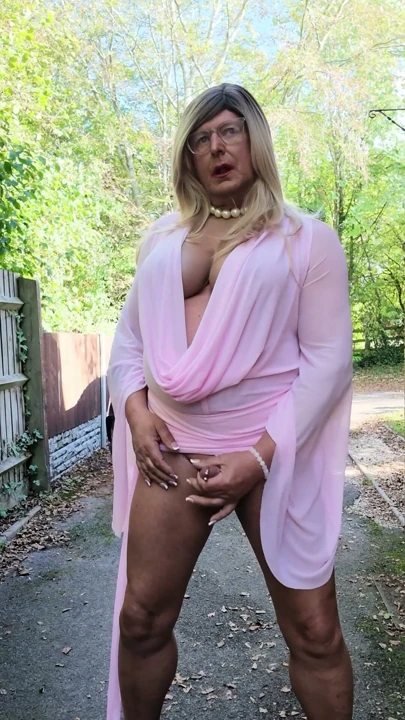 Seksi Crossdresser kellycd2022 seksi pembe kıyafetim ve topuklu ayakkabılarım içinde | Klip 2