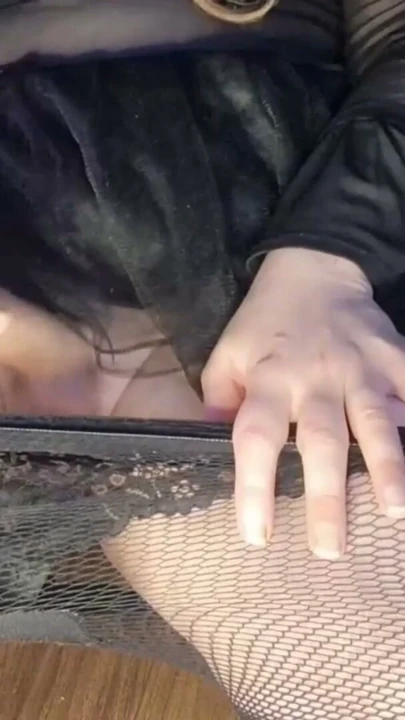 Gotik trans kadın aynı anda otuzbir çekip işiyor | Klip 3