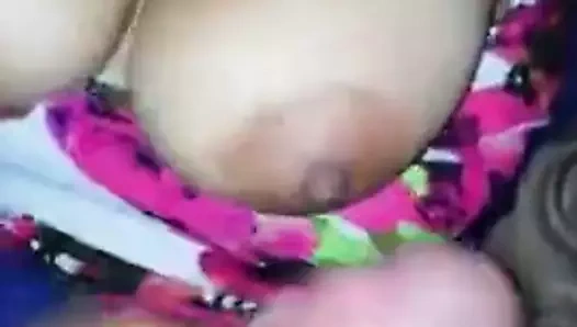 Otobüs gırtlağına kadar alıyor büyük memeler