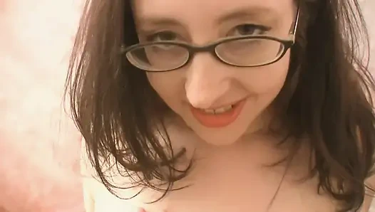 Üvey kızım büyük şişman yarağımı emmek için her zaman benimle yalnız kalmak istiyor... Ve onu filme çekmemi istiyor!!