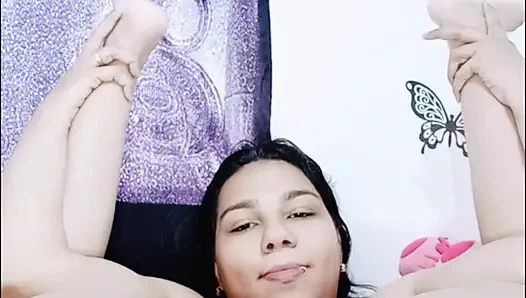 Götümde bir tıkaçla oynuyorum, ayaklarımı da gösteriyorum