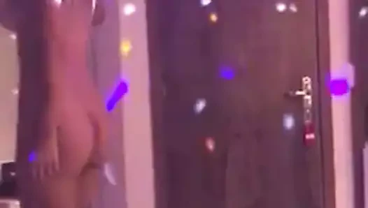 Sıcak çıplak kız direk dansı için ona müşteri