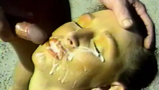 Yarak düşkünlü sürtük dışarıda mastürbasyon yaparken yakalandı