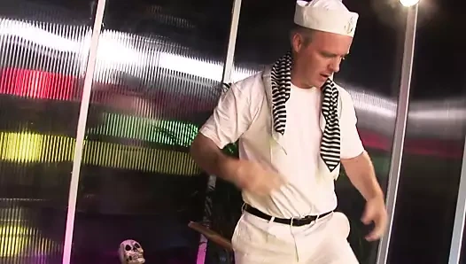 Klasik bayan bu adamın aklını başından almasına izin verdi