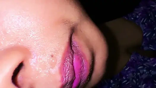 Büyük göğüslü esmer orta yaşlı seksi kadın eğlendirmeyi biliyor - azgınken kocasının erkek kardeşini sikiyor