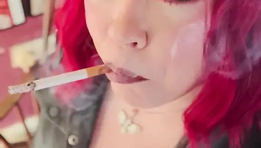 Sahibeniz Tina Snua deri zincirli giyinmiş sigara içiyor 2 mantar sigarası