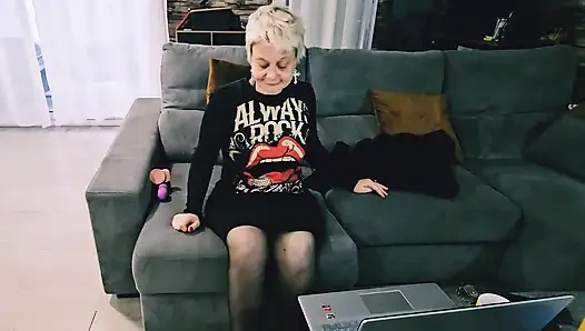 Ben mastürbasyon yaparken ve dildo kullanırken olgun orta yaşlı seksi amcığıma bakış açısı