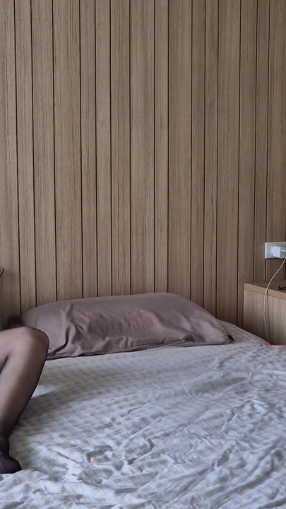 Знаковый момент из "Застукали на мастурбации сводной сестры. Моя сводная сестра соблазнила меня. Мастурбация в колготках, фетише колготок"