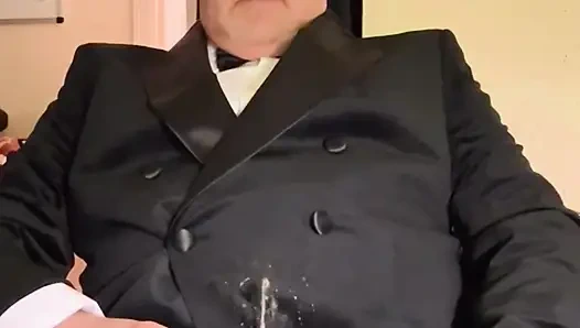 Takım elbiseli sürtük smokin takımına işiyor