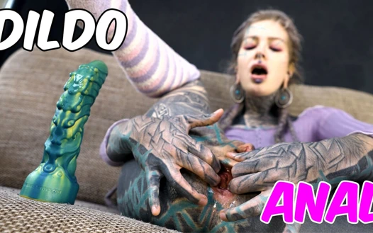 Dövmeli hippinin büyük oyuncakla anal sikişi ve gerçek büyük yarakla sikişmesi