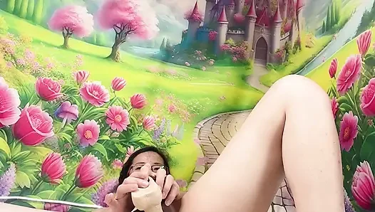 Dildo amının derinliklerinde sikişiyor