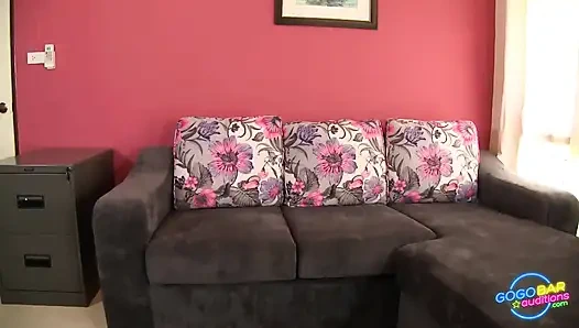 Azgın ateşli kız vahşi amcığını sikiyor