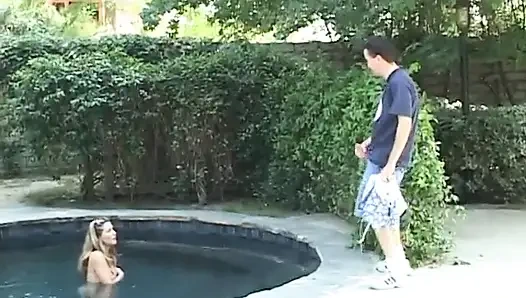 Yaramaz sarışın genç kız sıkı götünü sert yarakla siktiriyor