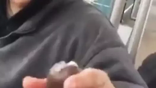 Hint güzeli kocasının arkadaşı için sıcak bir oral seks veriyor