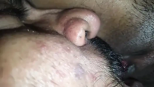 Hintli bakire kız amcık yalıyor ve parmaklıyor