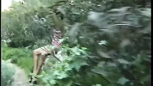 seksi siyah sürtük üzerinde the kanepe oynar ile bebek, sonra berbat ve sikikleri