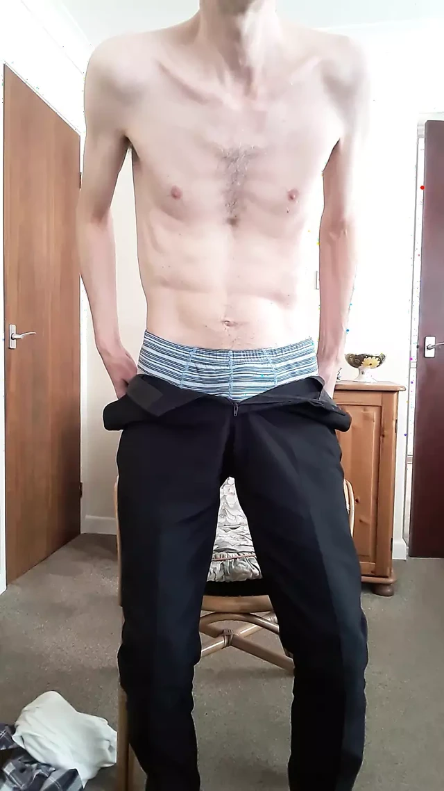 Soyunuyor ve mastürbasyon yapıyor.