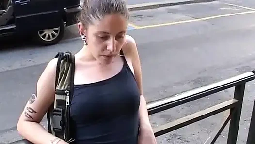 Olgun fahişe üçlü sekste sikiliyor.