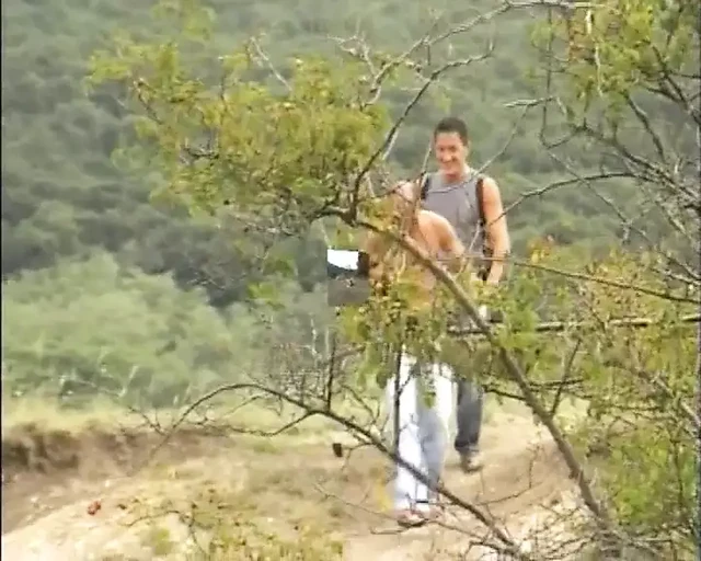 Наблюдаю, как эта сексуальная брюнетка-шлюшка с идеальными сиськами принимает два члена в ее тугую задницу