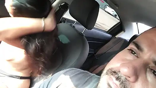 Kız işe giderken Uber arabasında mastürbasyon yapıyor.