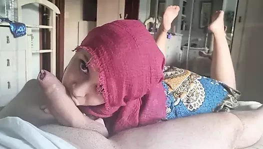 Büyük yarak için tesettürlü oral seks