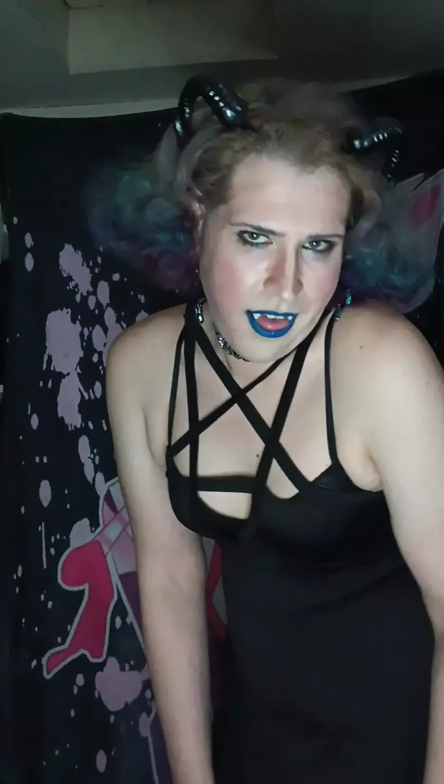 Satanic succubus sigara içiyor