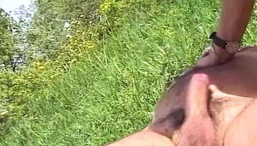 Sarışın orta yaşlı seksi kadın vahşi macerada açık havada emiyor ve sikişiyor