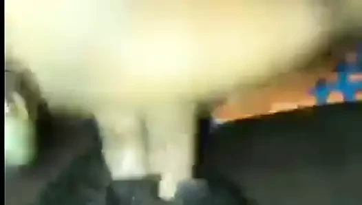 Afrikalı yaramaz kız boşalan kadar kendini parmaklıyor.