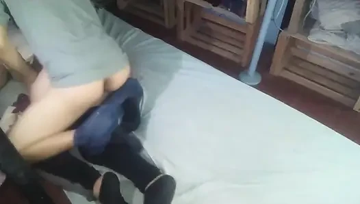 Alacakaranlıkta beyaz gömlekli ve siyah ayakkabılı bir yandan çektim
