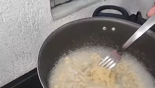 Kölemi sidikle besliyorum baharatlı erişte