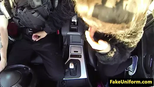 Memur arabasında analiz edilen siyah brit çekti