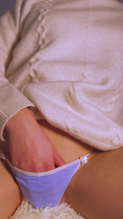 Genç orta yaşlı seksi kadın vibratörle amına mastürbasyon yapıyor