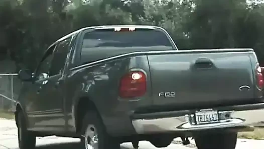 Kanepede 2 seksi kadın ve büyük yaraklarla grup seks oyunu