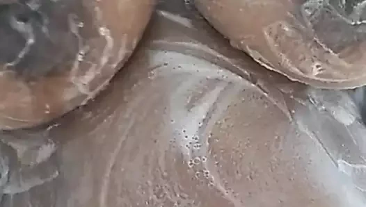 Miss America banyoda masaj yaparken büyük doğal göğüslerini ve meme uçlarını sabunlıyor