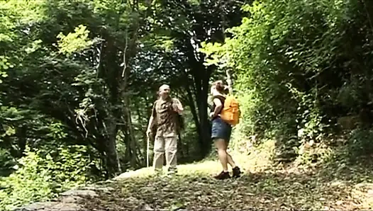 Edepsiz yaşlı domuz sevimli bir genç kızla sikişiyor