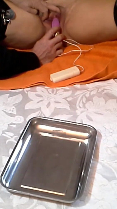 Klitoriste elektrik çarpması ve kıçında kama | Klip 2