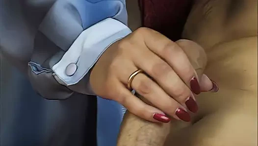 Brunette milf kommt beim seitensprung und lutscht den schwanz sauber