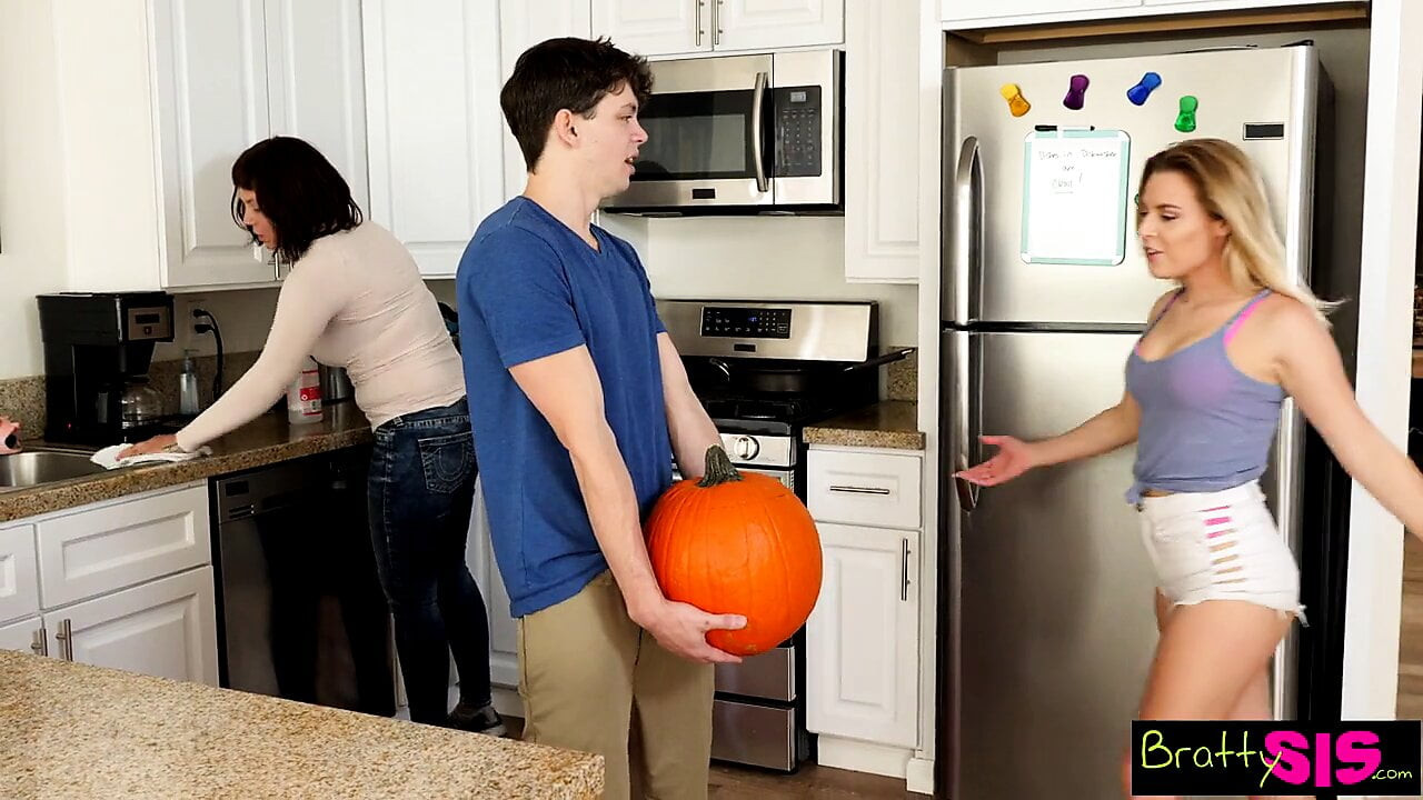 Bratty sis - kardeş üvey annenin hemen yanında kız kardeşi sikikleri! s3:e11