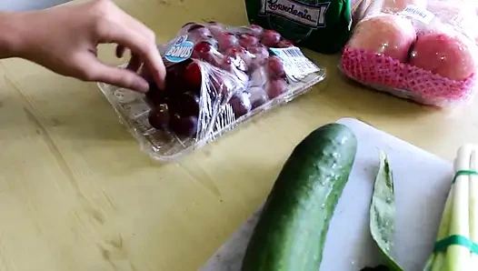 Sevimli Asyalı genç kız yemek fetişinin tadını çıkarıyor