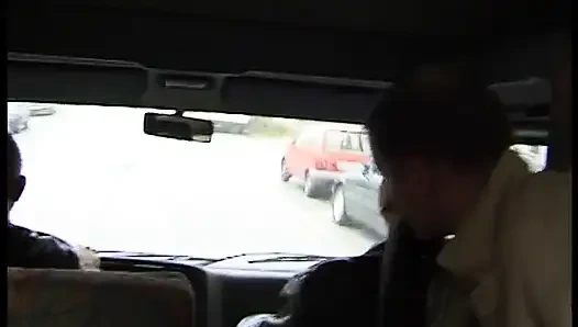 Sarışın genç kız üçlü grup sekste arabada sikiliyor