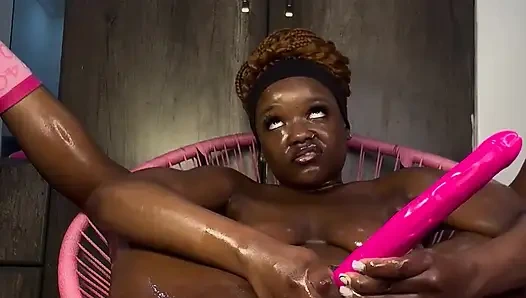 Kötü bir kız kelimenin tam anlamıyla sızdırıldı, uslu davranmayı bile denemedi