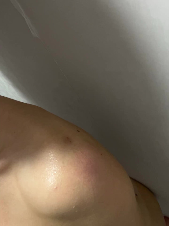 Seksi kız banyoda çıplak vücudunu azdırıyor